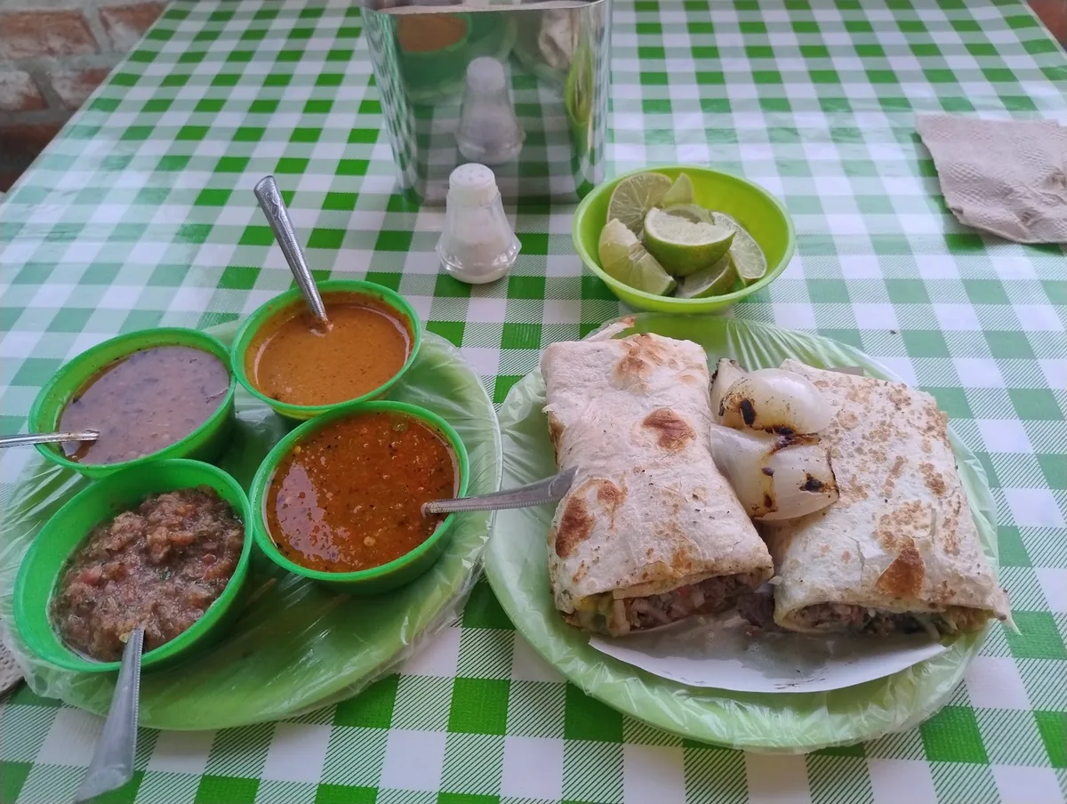 Burritos y salsas de la casa